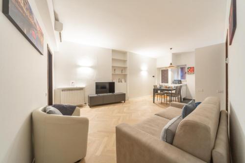 Charming 2-Bedroom Apartment in Milanese Building, Mediolan