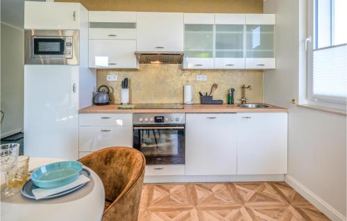 Konyha, 2 Bedroom Cozy Apartment In Mettmann in Mettmann