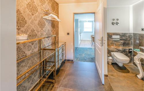 Fürdőszoba, 2 Bedroom Cozy Apartment In Mettmann in Mettmann