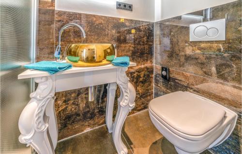 Fürdőszoba, 2 Bedroom Cozy Apartment In Mettmann in Mettmann