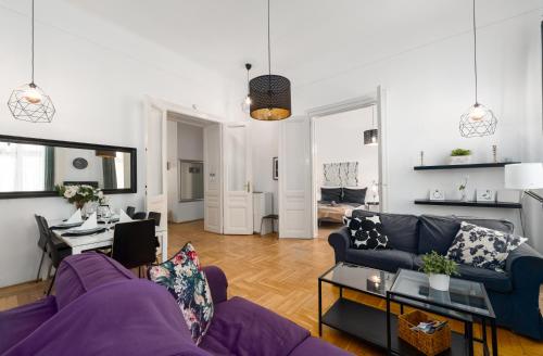 Black & White Apartment at Nyugati Station - 3 separate BR, Budapešť (fotografie 8)