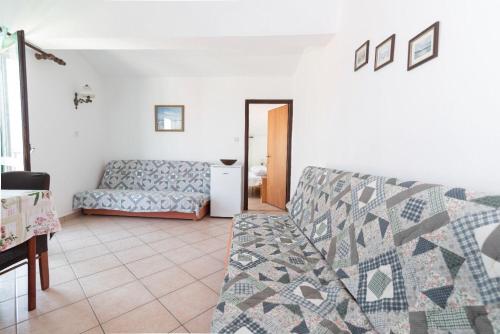 1 queen bed, 1 sofa bed