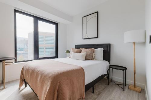 Blueground Seaport studio apartment BOS-1124 image