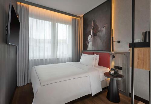 Radisson RED Berlin Kudamm - image 3