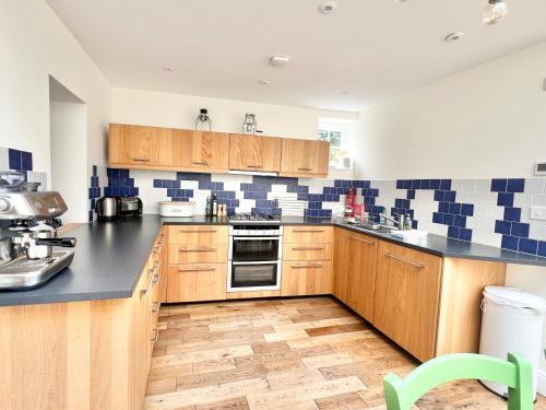 Seadmed, 3 bedroom stunning house with garden and amazing sea views in Strete