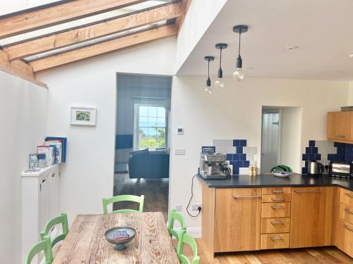 köök, 3 bedroom stunning house with garden and amazing sea views in Strete