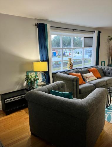 Beautiful 3 - 4 Bedroom Home Fully Furnished Including Utilities Close to I95 & Train in สแตรตเฟิร์ด (CT)