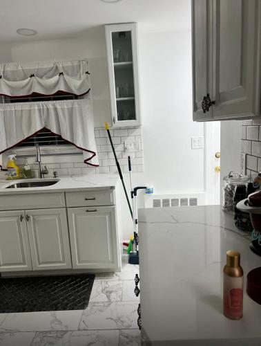 ห้องครัว, Beautiful 3 - 4 Bedroom Home Fully Furnished Including Utilities Close to I95 & Train in สแตรตเฟิร์ด (CT)