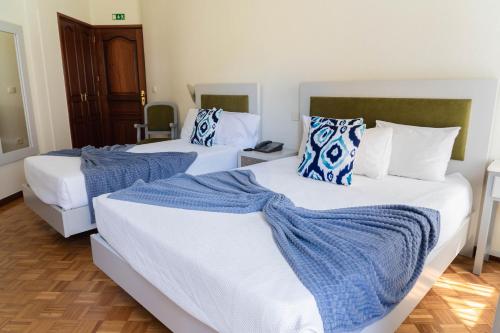 1 double bed, 1 twin bed