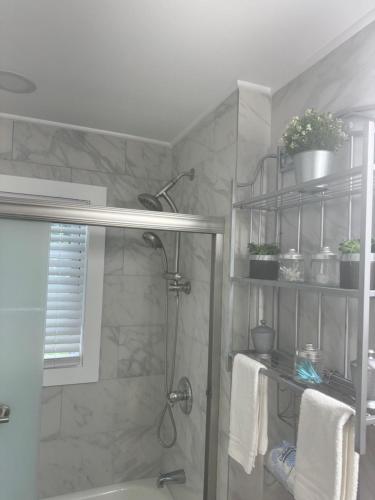 ห้องน้ำ, Beautiful 3 - 4 Bedroom Home Fully Furnished Including Utilities Close to I95 & Train in สแตรตเฟิร์ด (CT)