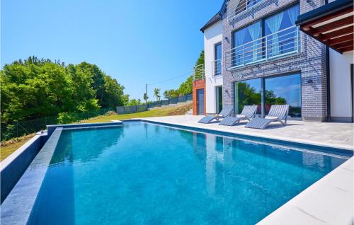 泳池, Lovely Home In Bedenica With Jacuzzi in 瑪比亞比斯特里察