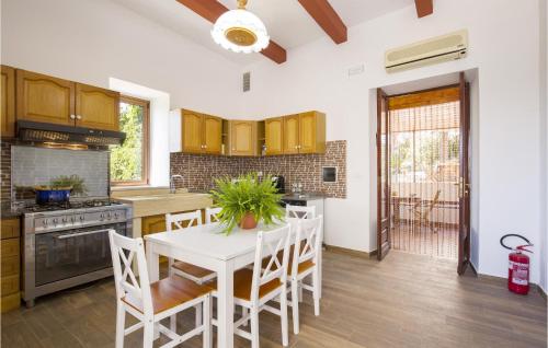 virtuve, Cozy Home In Saline Joniche With Wifi in Saline Joniche