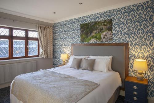 1 king bed, 1 twin bed