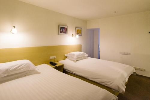 Motel Shanghai Qibao Ancient Town Qixin Road The 2-star Motel Shanghai Qibao Ancient Town Qixin Road offers comfort and convenience whether youre on business or holiday in Shanghai. The property features a wide range of facilities to make your 