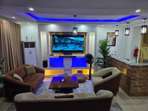 Спільний лаунж/ТБ зона, Exquisite and Cozy 3-bedroom Apt with hot-tub, WiFi, DSTV, and Inverter Power Backup in Ifako-Ijaiye
