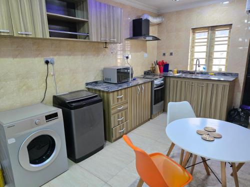 кухня, Exquisite and Cozy 3-bedroom Apt with hot-tub, WiFi, DSTV, and Inverter Power Backup in Ifako-Ijaiye