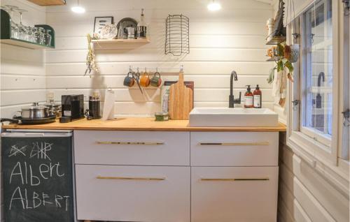 廚房, Beautiful Home In Hovborg With Wifi in 霍堡