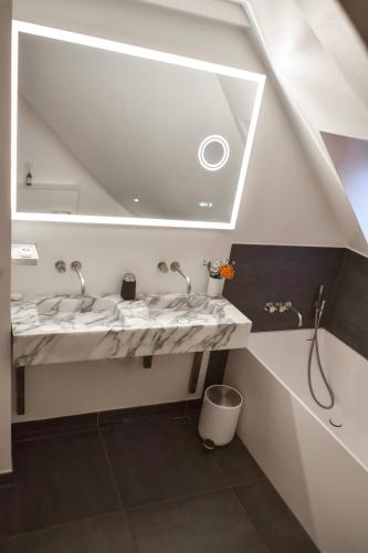 Central Penthouse with Private Rooftop Terrace - image 13
