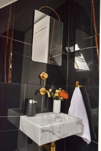 Central Penthouse with Private Rooftop Terrace - image 2