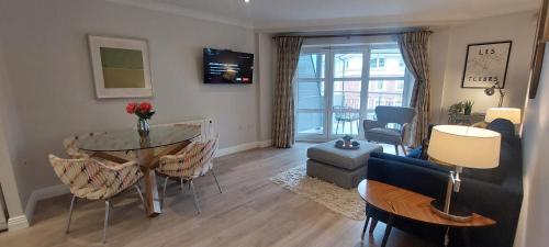 Tastefully Refurbed 2bed - 3 mins to Trinity & Docks - Tap to explore photos