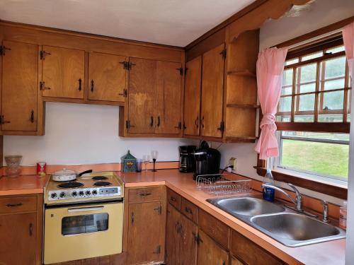 East Granby with AC and WiFi 3 minute to Bradley in วินด์เซอร์ (CT)