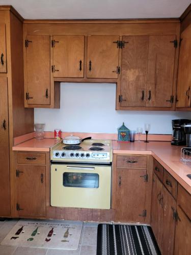 East Granby with AC and WiFi 3 minute to Bradley in วินด์เซอร์ (CT)