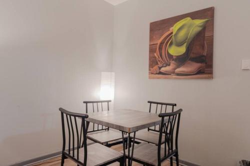 1BR Gem in Prime, Vibrant Location Walk To Dining in Chicago, USA