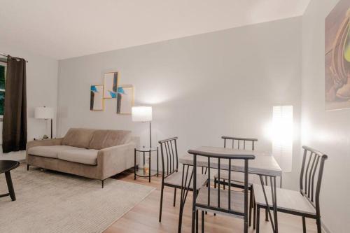 1BR Gem in Prime, Vibrant Location Walk To Dining in Chicago, USA