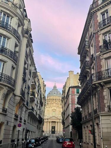 Spacious and convenient 2 BR flat in Paris centre, Paryż