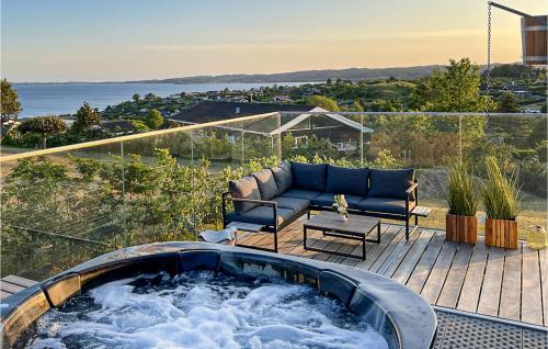 Amazing Home In Ebeltoft With Sauna – khách sạn tại Handrup Strand