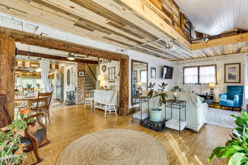 Walk to Downtown Eclectic Wisconsin Dells Home in Wisconsin Dells, USA