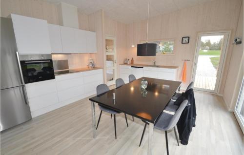 kuhinja, Three-Bedroom Holiday Home In Skals in Lynderup