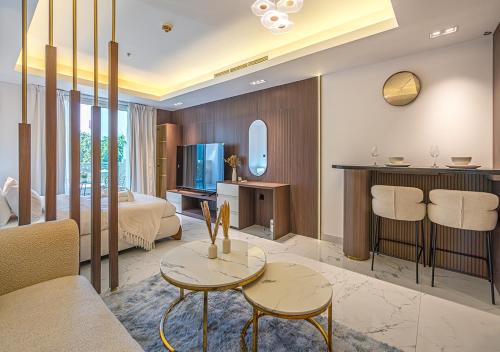 Luxurious Studio with Spacious Balcony, 1 min to Burj Khalifa,Pool & Lake Bed view,Wings of Mexico & Dubai Opera-Downtown, Dubai