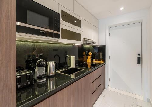 301 Studio with Burj Khalifa Pool & Lake Views - image 6