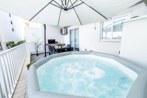 Sea Breeze, Spacious 2-Bedroom LUX Seaside Apartments 1
