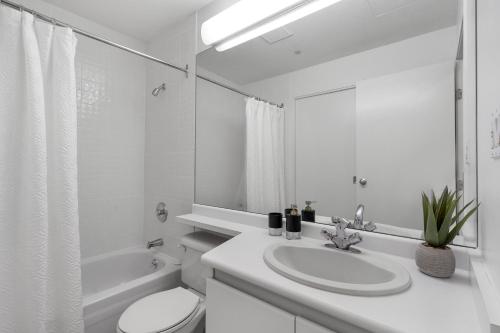 Central Downtown Highrise Condo in Vancouver, Canada