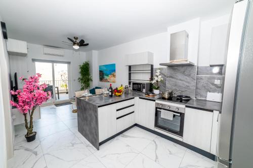 Sea Breeze, Spacious 2-Bedroom LUX Seaside Apartments 4
