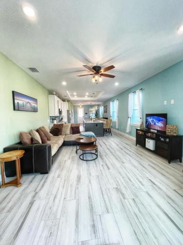 Delux 3BR House with Pool 3 Minute walk to Beach in Cape Canaveral, USA