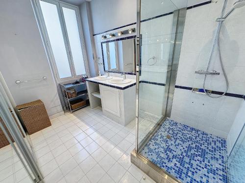 Two-Bedroom Deluxe Apartment image 10