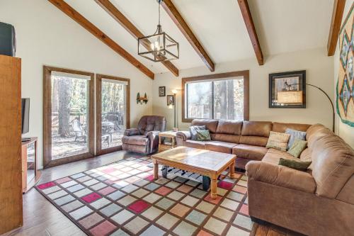 Spacious Pinetop Cabin - 7 Miles to Show Low! - image 9
