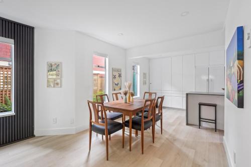 Modern Kitsilano 2 bedroom Home with a Hot Tub in Vancouver, Canada