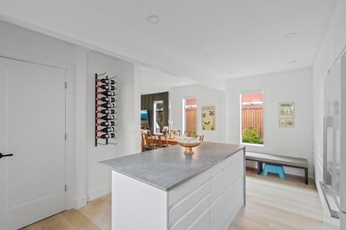 Modern Kitsilano 2 bedroom Home with a Hot Tub in Vancouver, Canada