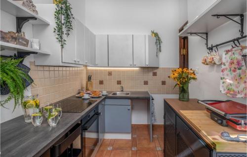 virtuve, 2 Bedroom Nice Home In Cabar in Cabar