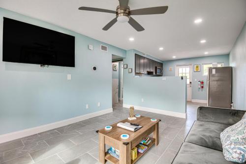 Riverfront Unit with Shared Pool and Dock in Melbourne in Melbourne, USA