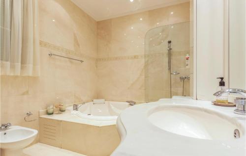 Beautiful home in Málaga w/ WiFi Heated swimming pool and Outdoor swimming pool - image 4