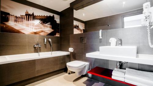 Q Hotel Plus Kraków - image 4