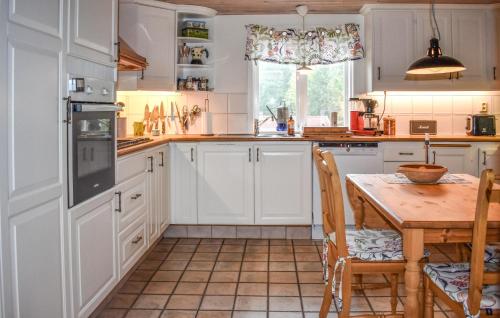 virtuve, 3 Bedroom Nice Home In Tving in Tving