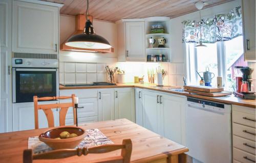 virtuve, 3 Bedroom Nice Home In Tving in Tving