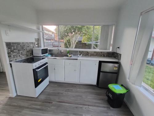Small 2-bedroom flat at Rangiatea Road, Epsom, Auckland, Auckland (photo 5)
