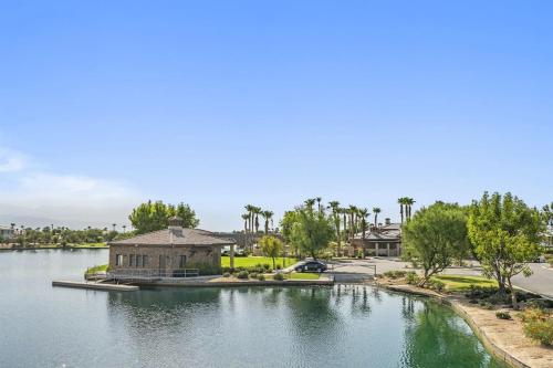 Armonia 55- Dream Villa Lago Premier Views 4BR Pool Games Pets in Indio, USA